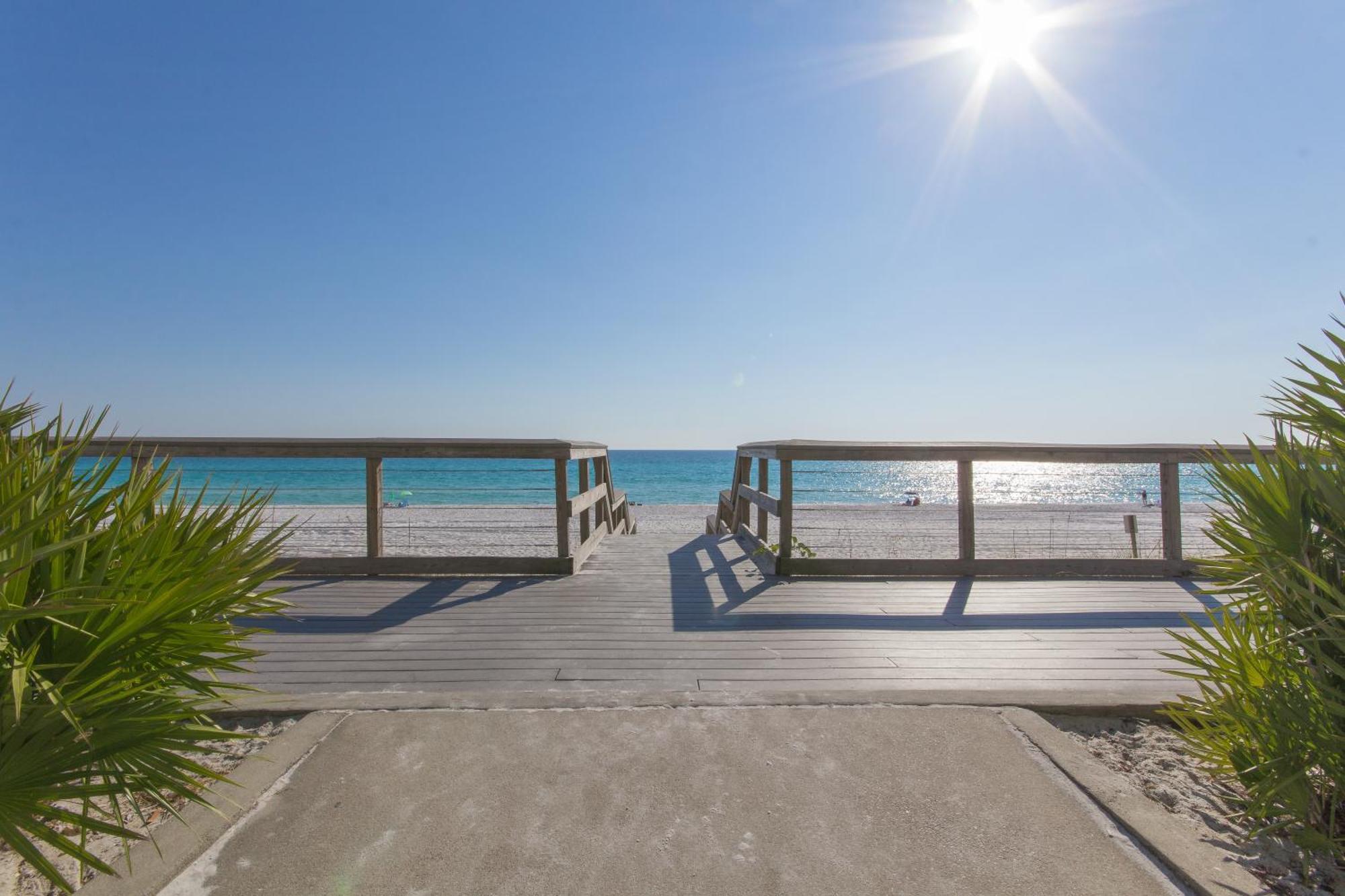 Coastal Hideaway: Cozy Beachfront - Sleeps 4 With Stunning Views!